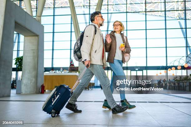 pareja madura de pasajeros en la estación de tren - destinos turísticos fotografías e imágenes de stock