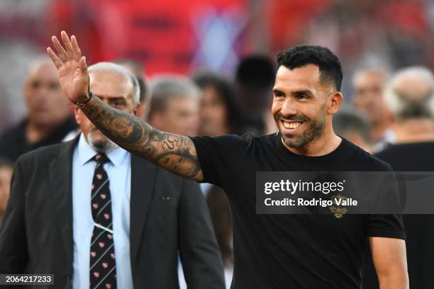 Carlos Tevez head coach of Independiente waves to the fans during a Copa de la Liga Profesional 2024 Group A match between Independiente and River...