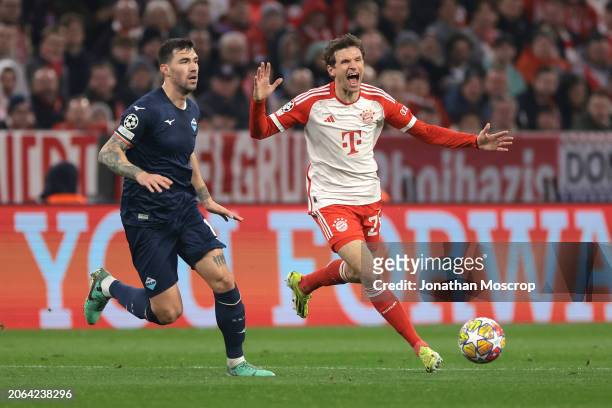 Thomas Muller of Bayern Munchen reacts after miscontrolling the ball as he is pursued by Alessio Romagnoli of SS Lazio during the UEFA Champions...