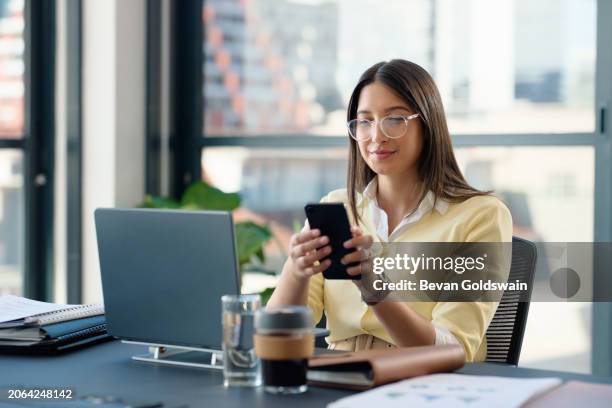 mujer, portátil y oficina con documentos, teléfono o tecnología para trabajar y planificar. contador, computadora y espacio de trabajo para negocios, investigación o comunicación para revisión o retroalimentación con papeleo - cuestionario fotografías e imágenes de stock