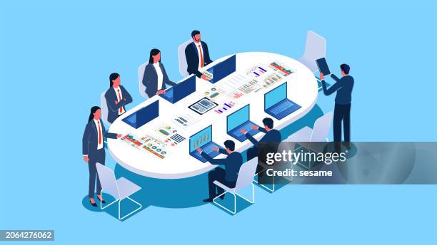 geschäftstreffen, mitarbeiterschulungen und -schulungen, projektaustausch und -analyse, workshops. isometrische teamgruppenmitglieder sitzen an einem konferenztisch und diskutieren gemeinsam über ihre arbeit - tisch stock-grafiken, -clipart, -cartoons und -symbole