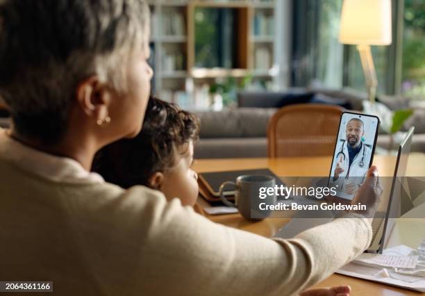 videollamada, médico y familia con teléfono para servicio médico, consulta o telesalud en el hogar. cuidado de la salud, medicina y madre e hijo en el teléfono inteligente para la conversación, el debate y la comunicación - realidad virtual fotografías e imágenes de stock
