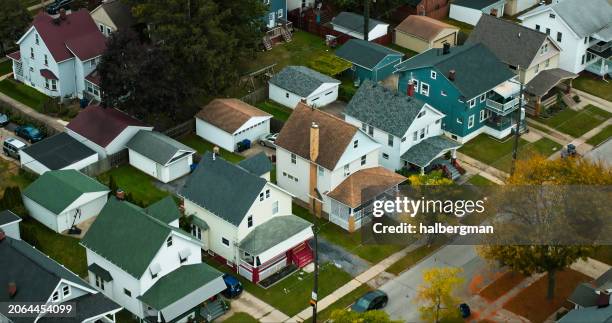 blick aus der vogelperspektive auf die vorstadtstraße in ohio - ohio stock-fotos und bilder
