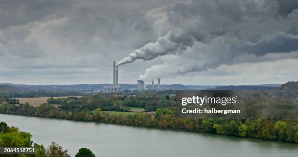ripresa aerea statica di centrali elettriche nel cheshire attraverso il fiume ohio - gas serra foto e immagini stock
