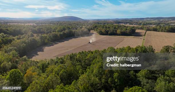 toma de dron del paisaje de pensilvania y tractor cortando tallos de maíz - campo arado fotografías e imágenes de stock