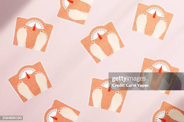 pov female feet on bathroom scale - gewicht meeteenheid stockfoto's en -beelden