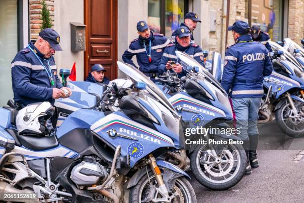 una squadra della polizia stradale della polizia di stato accanto alle loro moto - ufficiale grado delle forze armate foto e immagini stock
