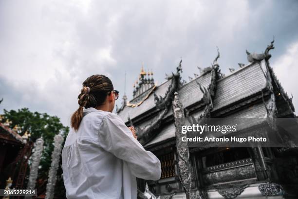 young woman praying at the silver temple wat sri suphan in chang mai - cidade de chiang mai imagens e fotografias de stock