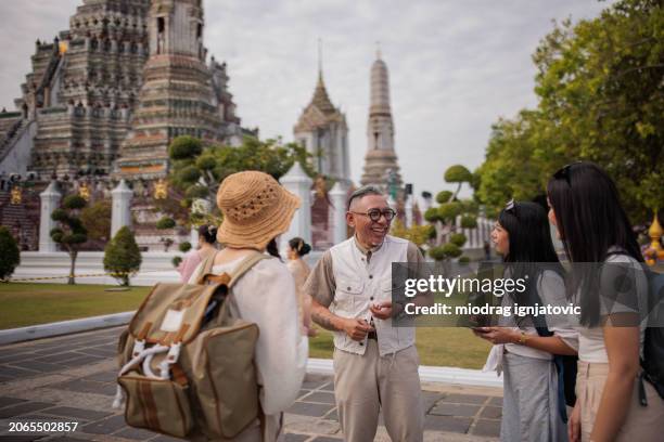 touristinnen mit guide - reiseführer stock-fotos und bilder