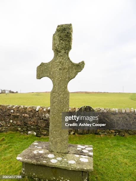kilnave cross on loch gruinart, islay, scotland, uk, that was built around 700. - loch gruinart stock pictures, royalty-free photos & images