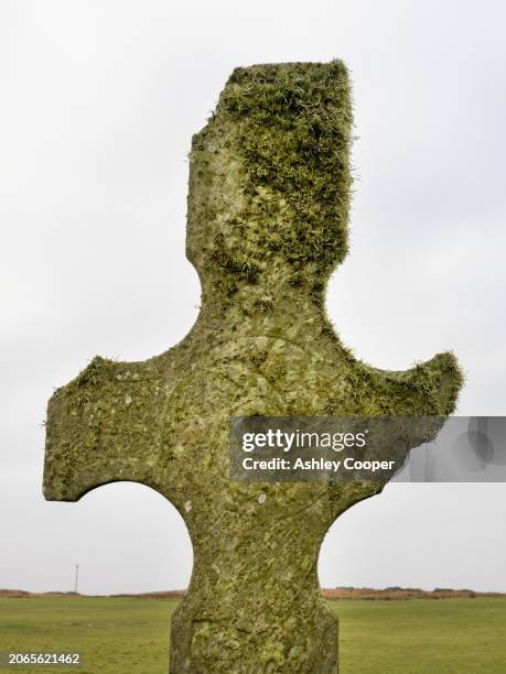 kilnave cross on loch gruinart, islay, scotland, uk, that was built around 700. - loch gruinart stock pictures, royalty-free photos & images