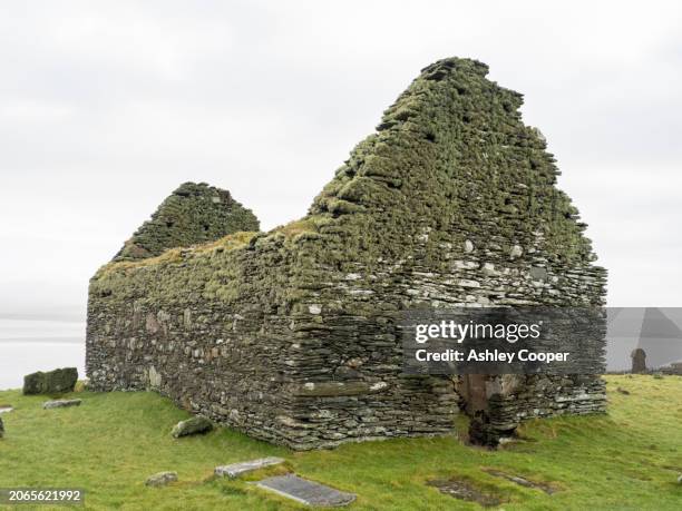 kilnave chapel on loch gruinart, islay, scotland, uk, that was built around late 1300's. - loch gruinart stock pictures, royalty-free photos & images