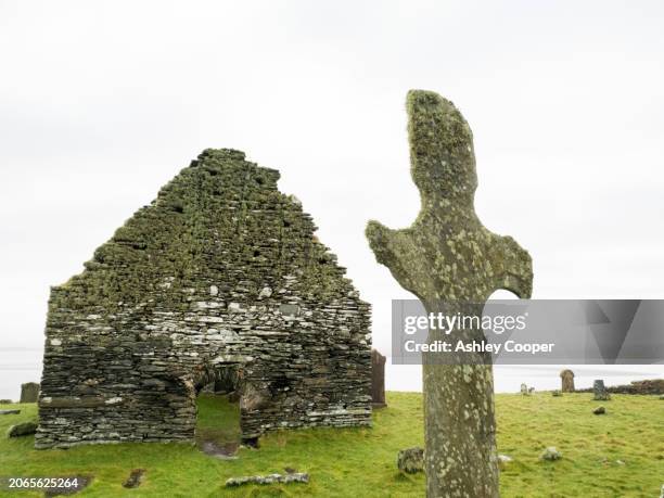 kilnave chapel and cross on loch gruinart, islay, scotland, uk, that was built around late 1300's with the cross constructed around 700. - loch gruinart stock pictures, royalty-free photos & images