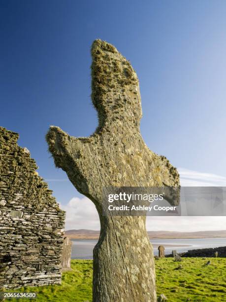kilnave chapel and cross on loch gruinart, islay, scotland, uk, that was built around late 1300's with the cross constructed around 700. - loch gruinart stock pictures, royalty-free photos & images