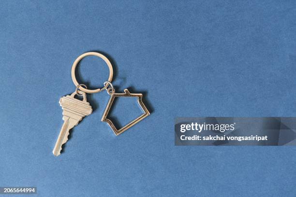 close-up of silver house key - porta chave imagens e fotografias de stock