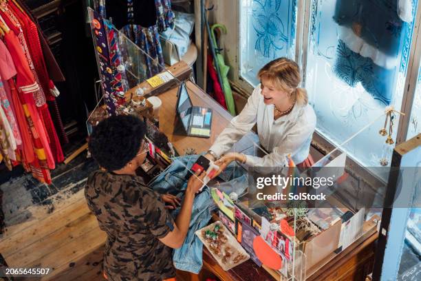happy with his purchase - duurzaam consumeren stockfoto's en -beelden