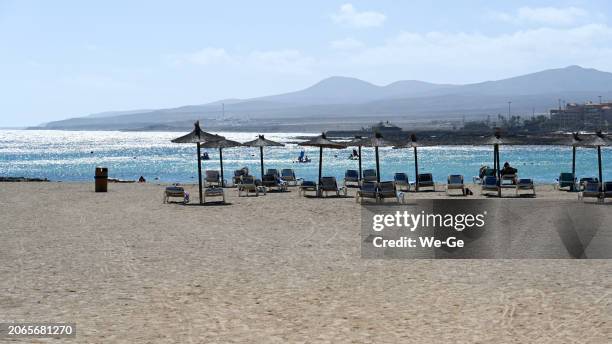 the beach playa del castillo in caleta de fuste, the northernmost beach section of the playas de corralejo, fuerteventura. - caleta de fuste stock pictures, royalty-free photos & images