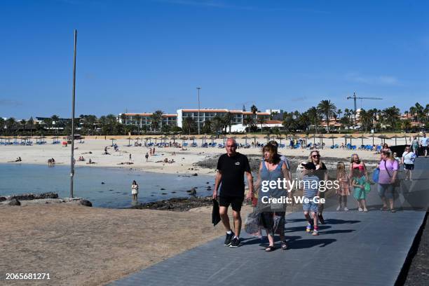 der strand playa del castillo in caleta de fuste, dem nördlichsten strandabschnitt der playas de corralejo, fuerteventura. - caleta de fuste stock-fotos und bilder