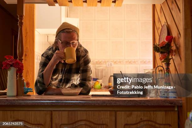 coffee in a cozy kitchen - un solo hombre fotografías e imágenes de stock