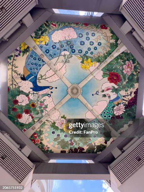 bottom view of tsutenkaku tower in osaka - 大阪府 stockfoto's en -beelden