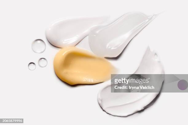 waved texture of cosmetic products  - skincare face cream, refreshing hydration water cream, face gel, hand cream and face serum drops on white color background. - ampoule dessin stockfoto's en -beelden