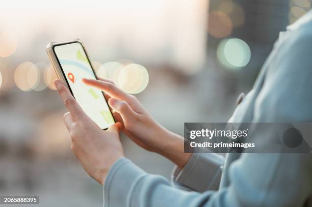 la génération z utilisant l’application mobile recherche de l’emplacement de la station de recharge ev carte de navigation trouver l’itinéraire à partir de son téléphone - système gps photos et images de collection