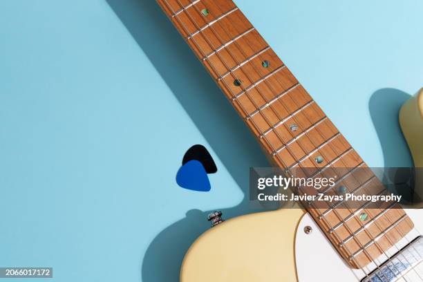 generic electric guitar on light blue background - country rock music stock pictures, royalty-free photos & images