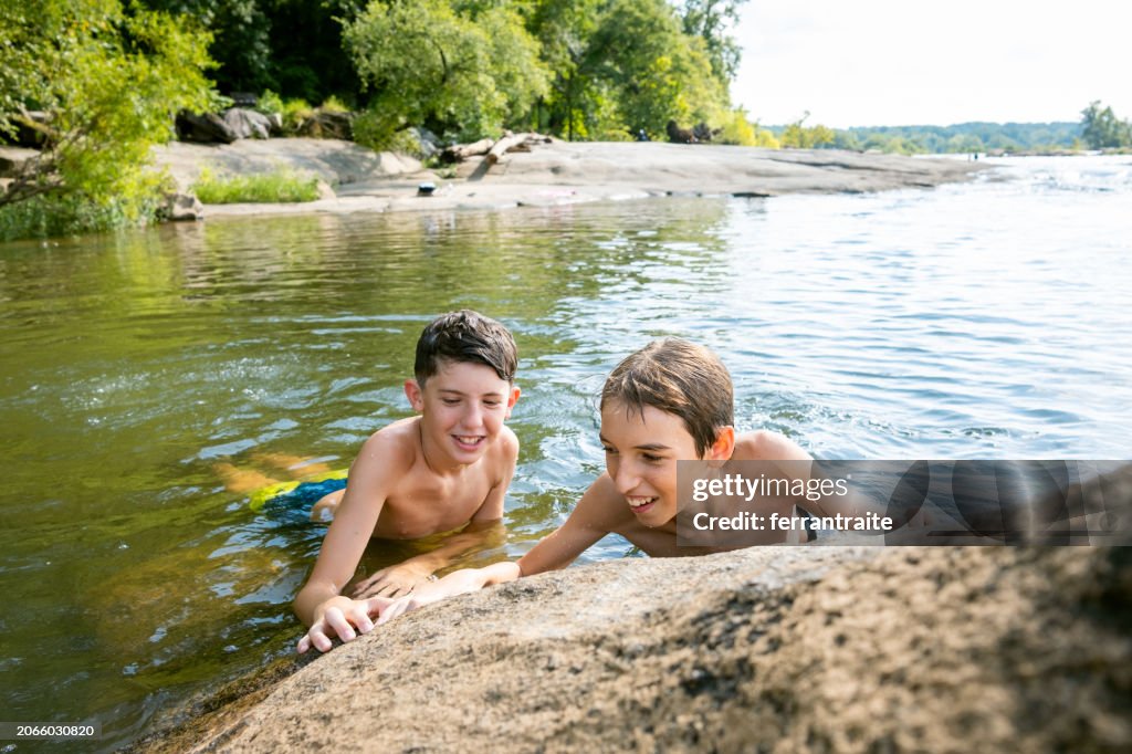 Des amis qui se baignent dans la rivière