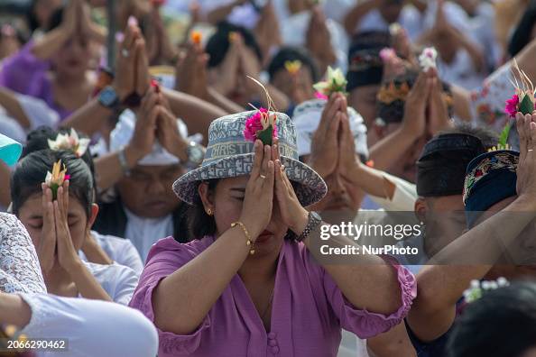 Isduli Ritual Hindus are performing the Melasti prayer ritual in Palu, Central ...