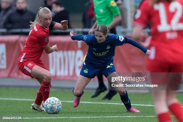 Ella Peddemors of FC Twente Women, Laura Strik of PSV Women during the Dutch Eredivisie Women match between Fc Twente Women v PSV Women at the...