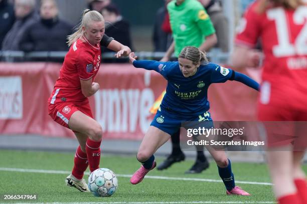 Ella Peddemors of FC Twente Women, Laura Strik of PSV Women during the Dutch Eredivisie Women match between Fc Twente Women v PSV Women at the...