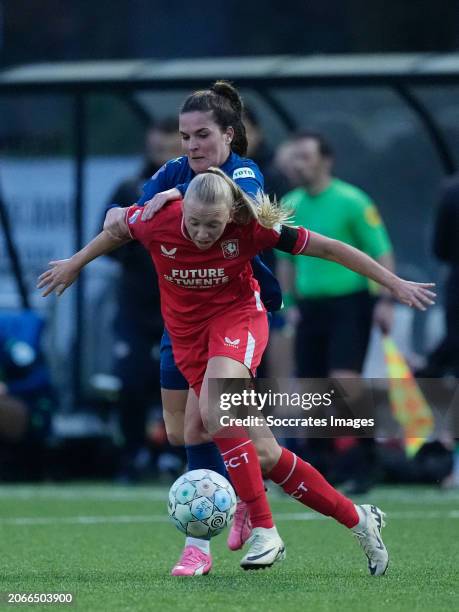 Ella Peddemors of FC Twente Women, Siri Worm of PSV Women during the Dutch Eredivisie Women match between Fc Twente Women v PSV Women at the...