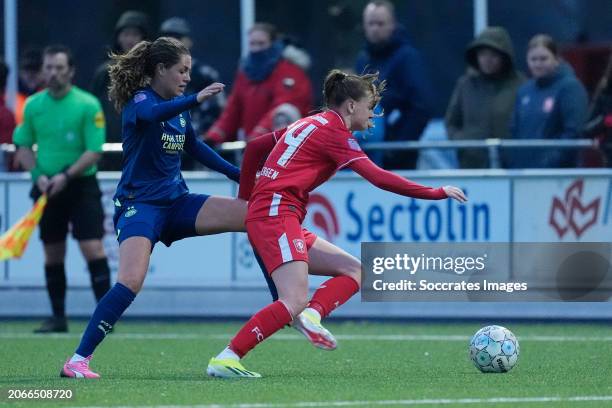 Melanie Bross of PSV Women, Liz Rijsbergen of FC Twente Women during the Dutch Eredivisie Women match between Fc Twente Women v PSV Women at the...