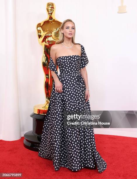 Hollywood, CA Jennifer Lawrence arriving on the red carpet at the 96th Annual Academy Awards in Dolby Theatre at Hollywood & Highland Center in...