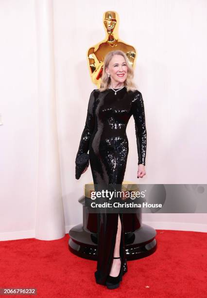 Hollywood, CA Catherine O'Hara arriving on the red carpet at the 96th Annual Academy Awards in Dolby Theatre at Hollywood & Highland Center in...