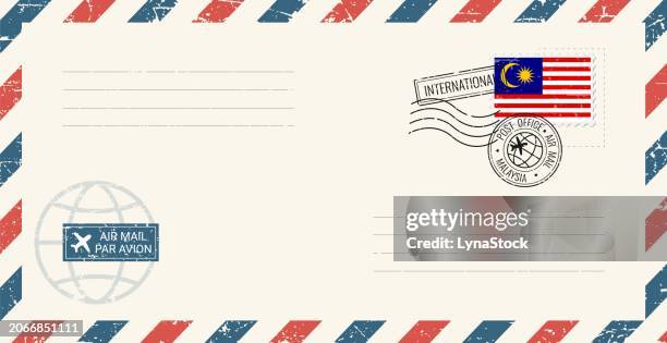 illustrazioni stock, clip art, cartoni animati e icone di tendenza di busta grunge di posta aerea vuota con francobollo della malesia. illustrazione vettoriale di cartoline d'epoca con bandiera nazionale malese isolata su sfondo bianco. stile retrò. - timbro postale
