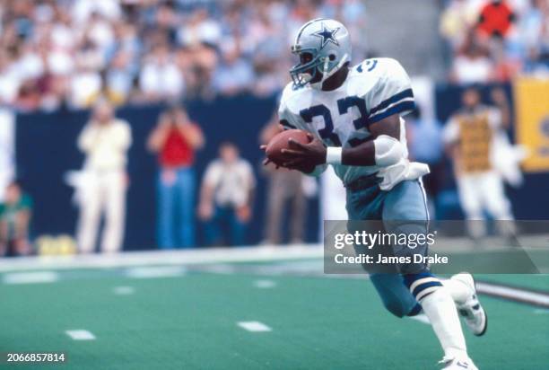 Dallas Cowboys running back Tony Dorsett carries the ball during a regular season game against the New York Giants on September 27, 1981 at Texas...