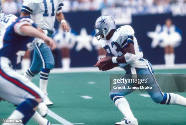 Dallas Cowboys running back Tony Dorsett carries the ball during a regular season game against the New York Giants on September 27, 1981 at Texas...