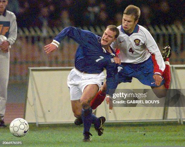 L'attaquant italien Gianluca Pessotto déborde le défenseur Dmtry Popov lors du match de barrage retour du Mondial 98, le 15 novembre au stade San...