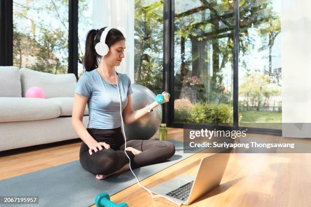 beautiful young woman doing exercise in living room at home, healthy lifestyle or sports training concept. - kurve abflachen stock-fotos und bilder