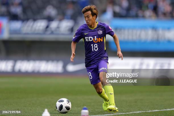Yoshifumi Kashiwa of Sanfrecce Hiroshima in action during the J.League J1 match between Sanfrecce Hiroshima and Júbilo Iwata at Edion Stadium...