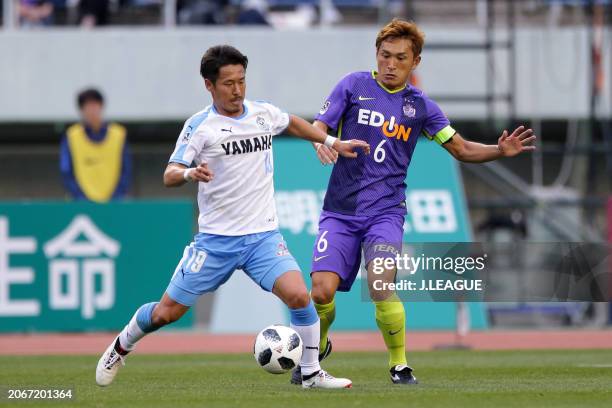 Hiroki Yamada of Júbilo Iwata controls the ball against Toshihiro Aoyama of Sanfrecce Hiroshima during the J.League J1 match between Sanfrecce...