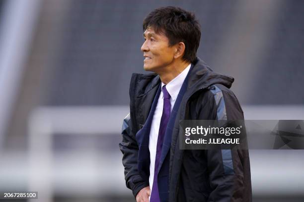 Head coach Hiroshi Jofuku of Sanfrecce Hiroshima looks on during the J.League J1 match between Sanfrecce Hiroshima and Júbilo Iwata at Edion Stadium...