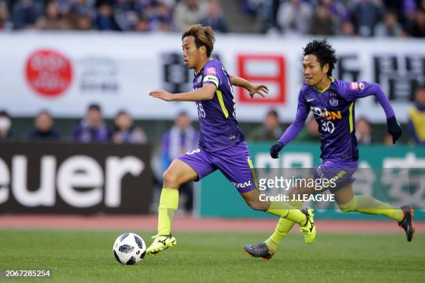 Yoshifumi Kashiwa of Sanfrecce Hiroshima in action during the J.League J1 match between Sanfrecce Hiroshima and Júbilo Iwata at Edion Stadium...