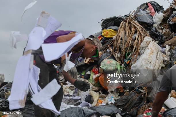 Recyclers separate paper, cardboard, metals and plastic to sell it in specialized places, using their hands, generally without protective measures...