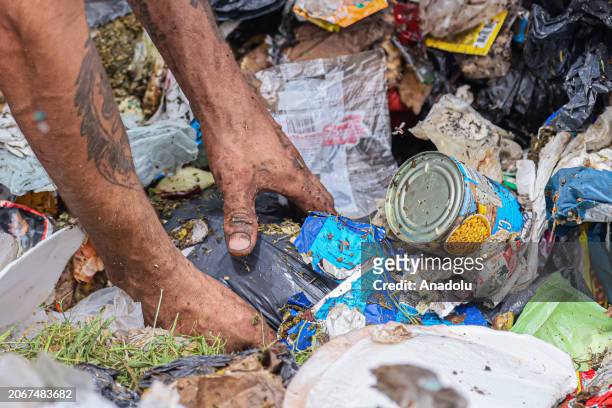 Recyclers separate paper, cardboard, metals and plastic to sell it in specialized places, using their hands, generally without protective measures...