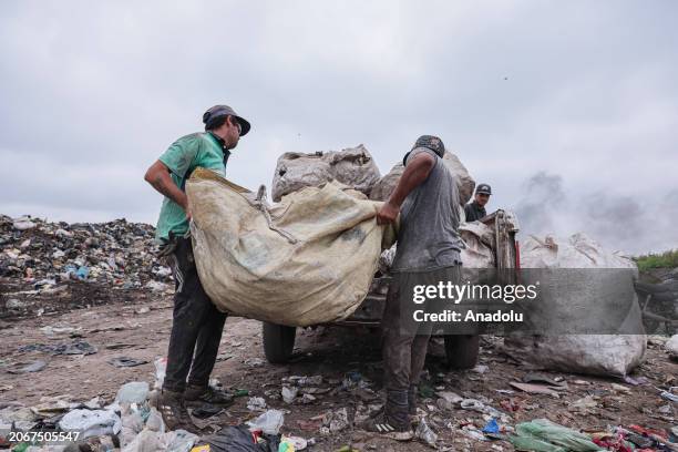 Recyclers separate paper, cardboard, metals and plastic to sell it in specialized places, using their hands, generally without protective measures...