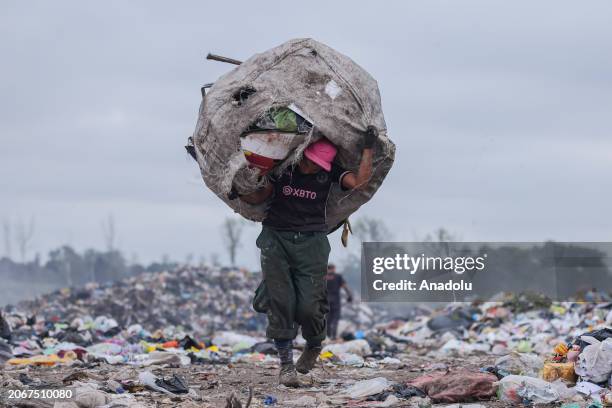 Recyclers separate paper, cardboard, metals and plastic to sell it in specialized places, using their hands, generally without protective measures...