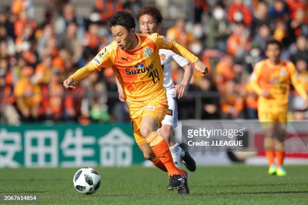 Jumpei Kusukami of Shimizu S-Pulse controls the ball against Hiroaki Okuno of Vegalta Sendai during the J.League J1 match between Shimizu S-Pulse and...