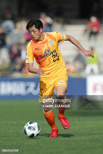 Ko Matsubara of Shimizu S-Pulse in action during the J.League J1 match between Shimizu S-Pulse and Vegalta Sendai at IAI Stadium Nihondaira on March...